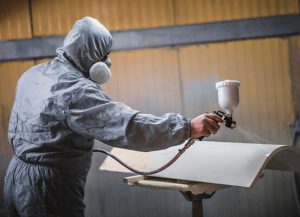 Professionelt maleudstyr til malerarbejde, inklusive sprøjtepistoler og tilbehør.